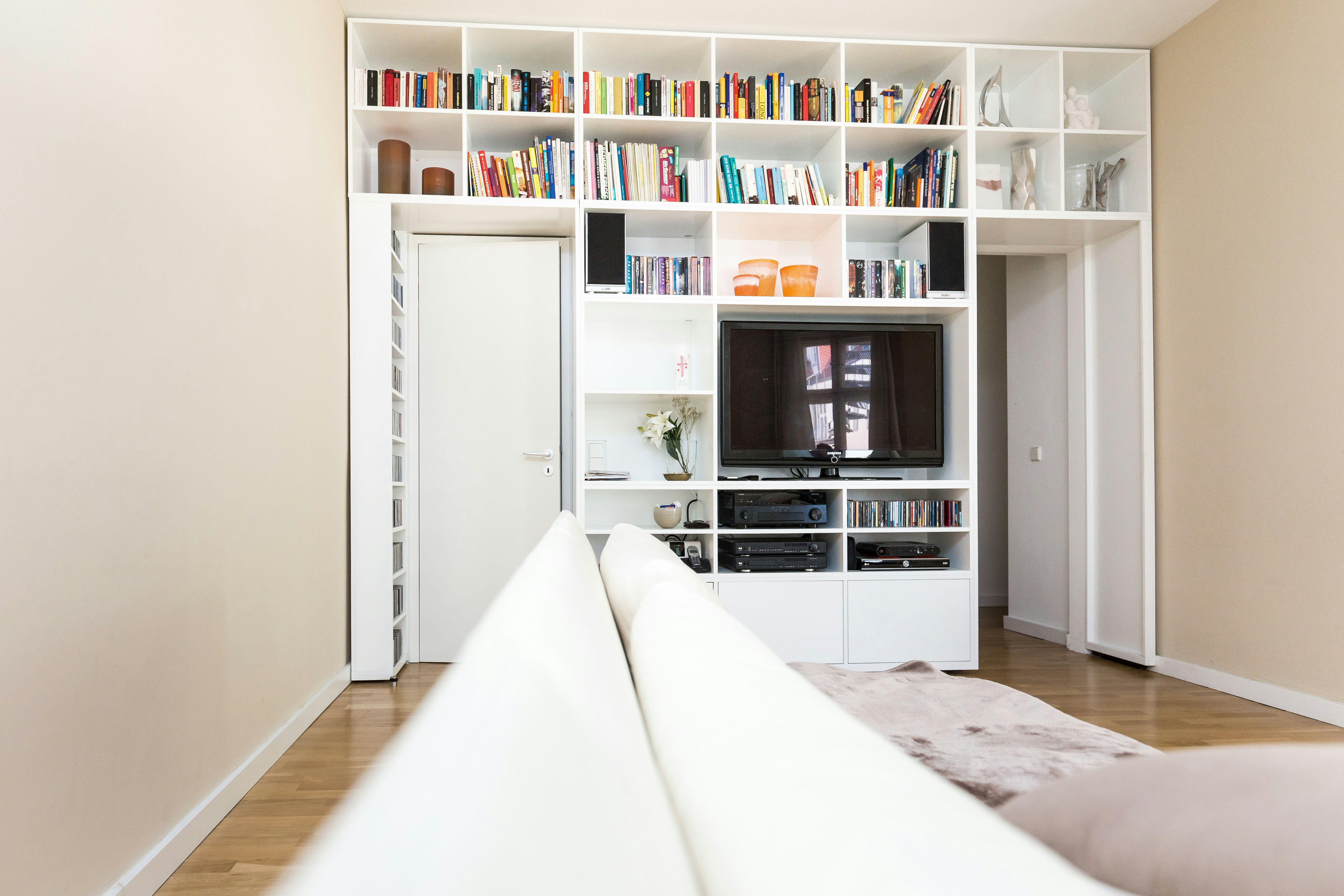 Door conversion in a living room, made to measure.